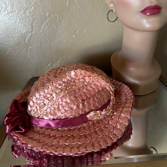 CHARMING 1960s' SALMON/PINK STRAW FEDORA WITH STRAW "FEATHER" & PEARLS - Picture 11 of 13